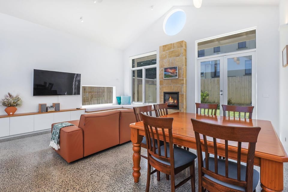 TV and multimedia, Kitchen or kitchenette, Living room, Seating area, Dining area