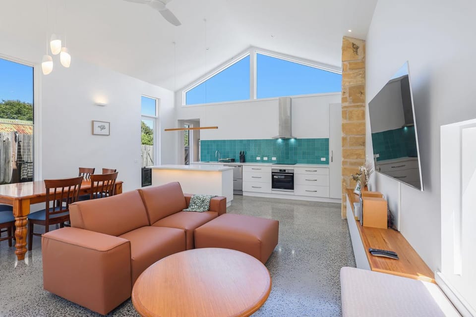 Kitchen or kitchenette, Living room, Seating area, Dining area, stove