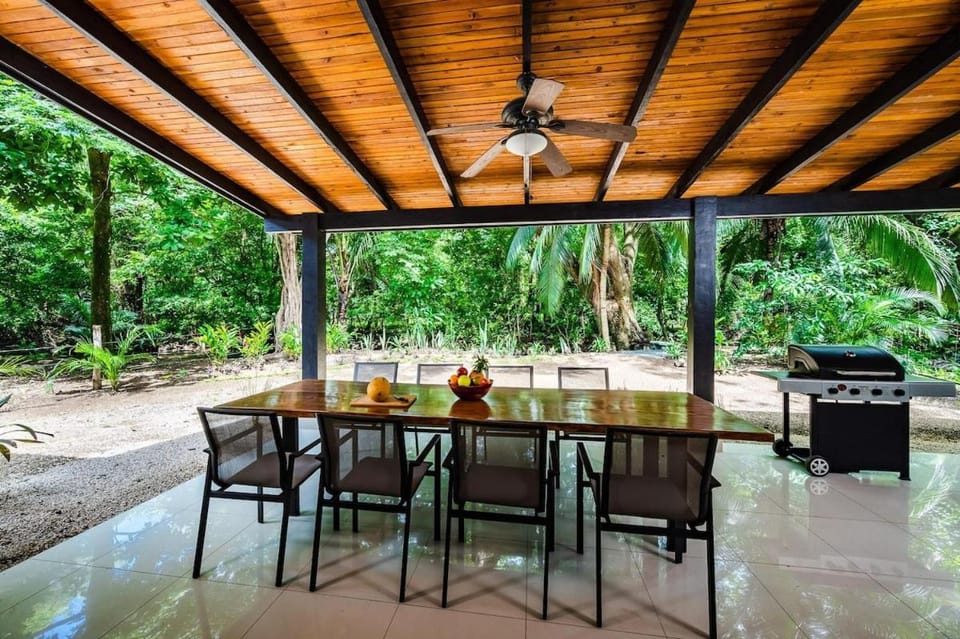 Renovated 3 bd Beach Walkable Pool Villa in Guanacaste Province