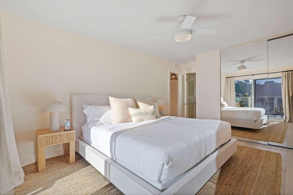 Bed, Photo of the whole room, Bedroom, towels, air conditioner, air conditioner