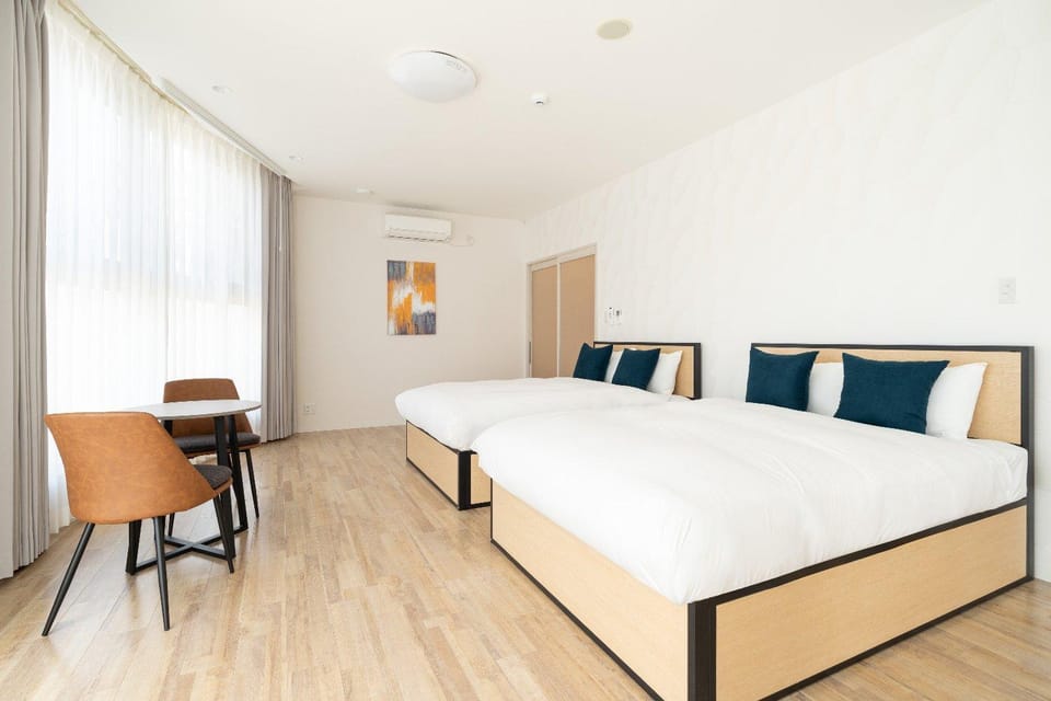 Bed, Seating area