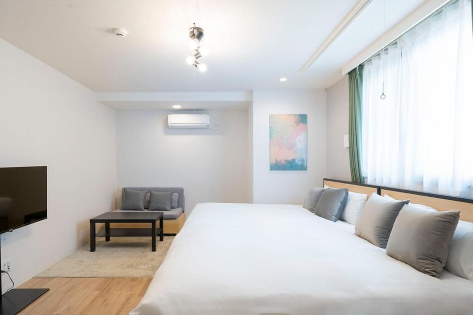 Bed, TV and multimedia, Seating area