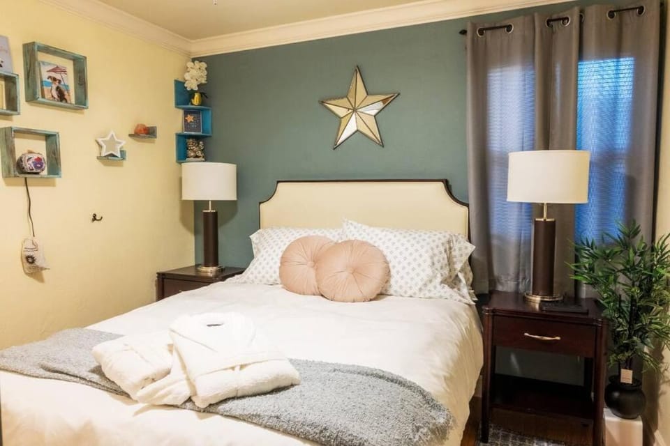 Bed, Photo of the whole room, Bedroom, flat iron