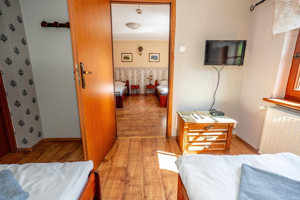 Bed, TV and multimedia, Photo of the whole room, Seating area, Bedroom