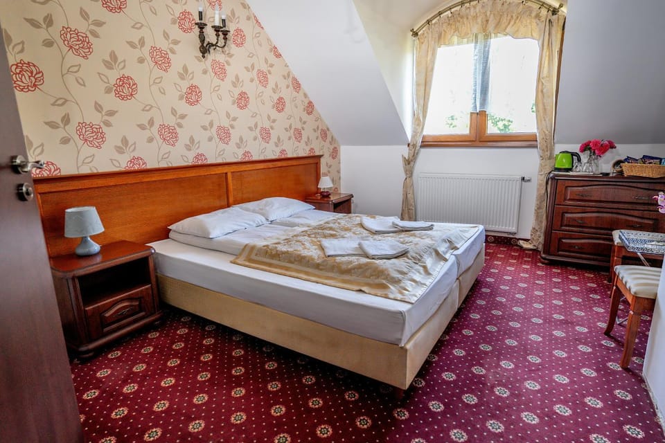 Bed, Photo of the whole room, towels