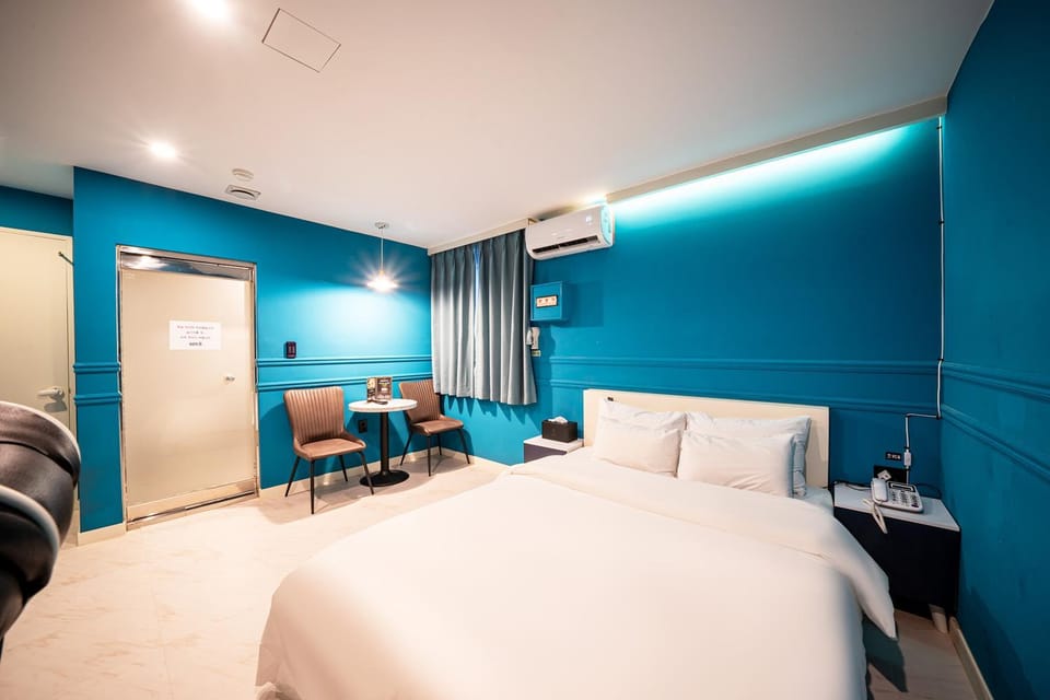 Bed, TV and multimedia, Living room, Photo of the whole room, Seating area, Bedroom