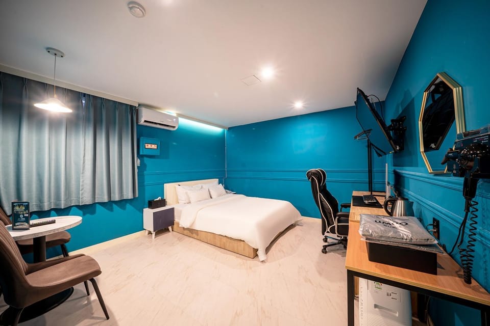 Bed, TV and multimedia, Living room, Photo of the whole room, Seating area, Bedroom, air conditioner