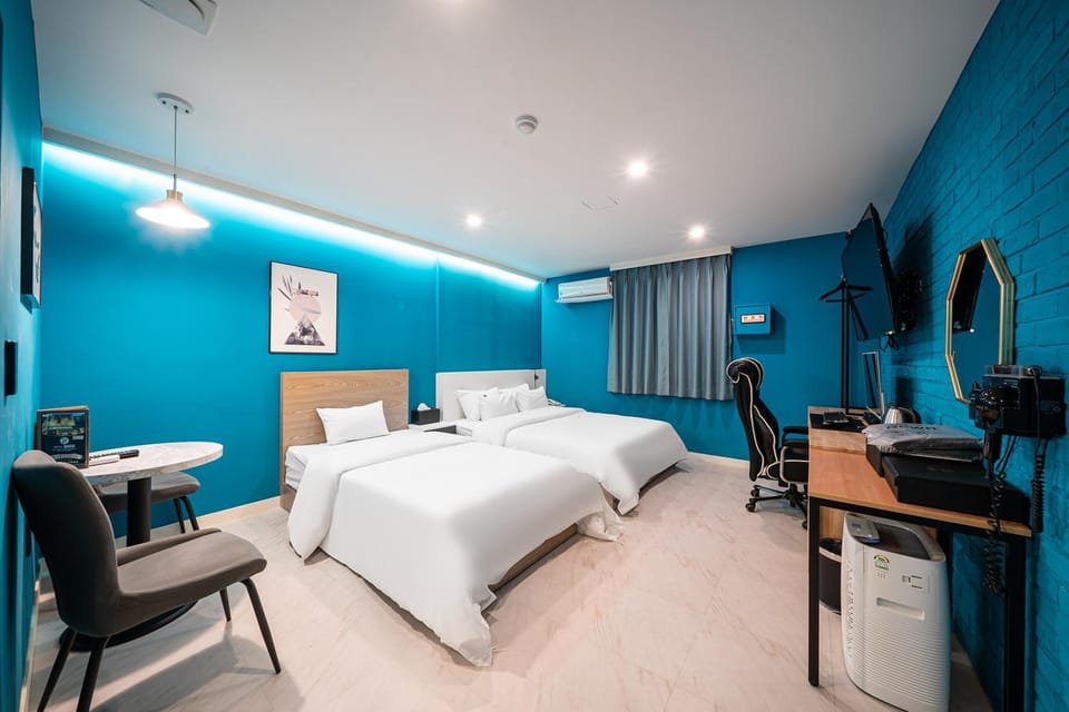 Communal lounge/ TV room, Bed, TV and multimedia, Photo of the whole room, Bedroom, air conditioner