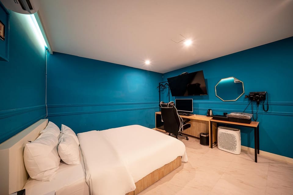 Bed, TV and multimedia, Photo of the whole room, Bedroom
