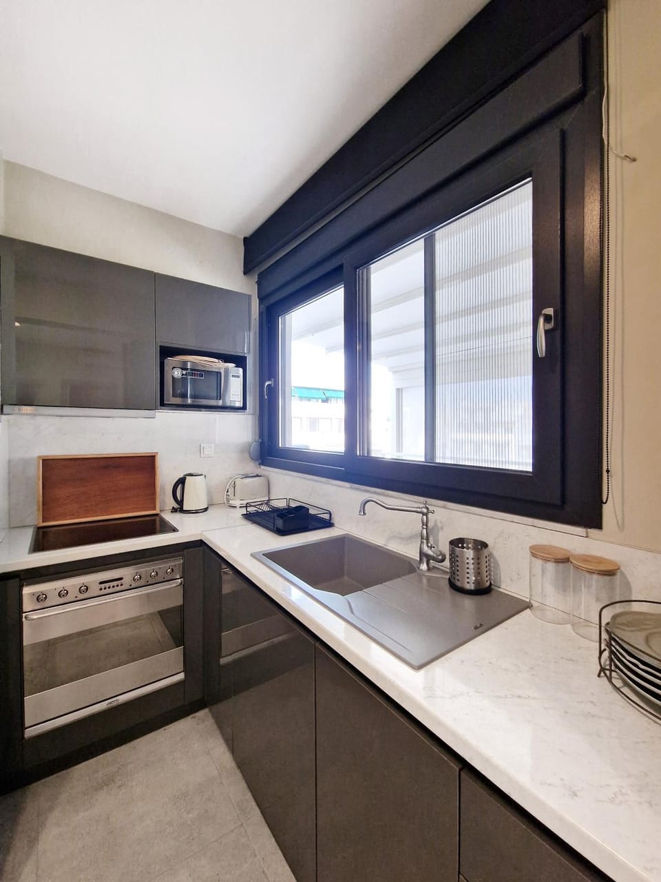 Kitchen or kitchenette, dishwasher, stove