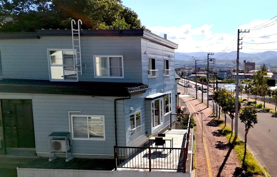 Property building, Day, Neighbourhood, Balcony/Terrace, City view, Mountain view, Street view, Location, Parking