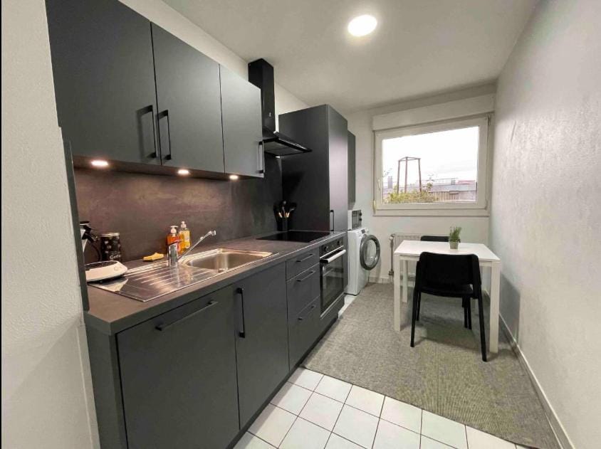 Kitchen or kitchenette, Dining area, stove