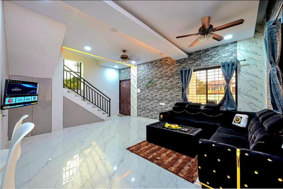 TV and multimedia, Living room, Seating area, Evening entertainment