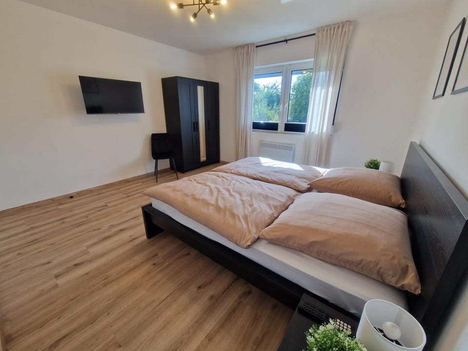 Bed, TV and multimedia, Photo of the whole room, Bedroom