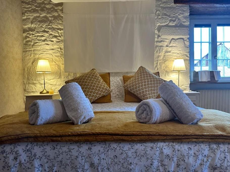 Bed, Bedroom, towels