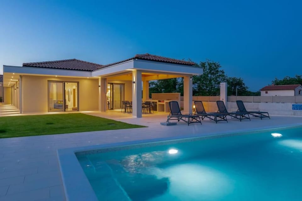 Property building, Swimming pool, sunbed