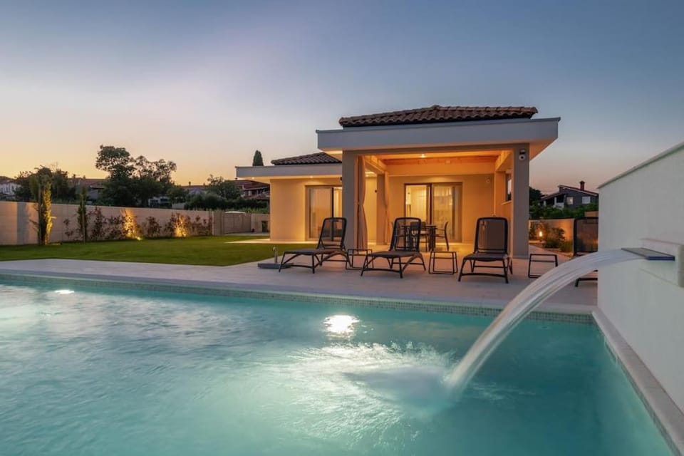 Property building, Swimming pool, sunbed