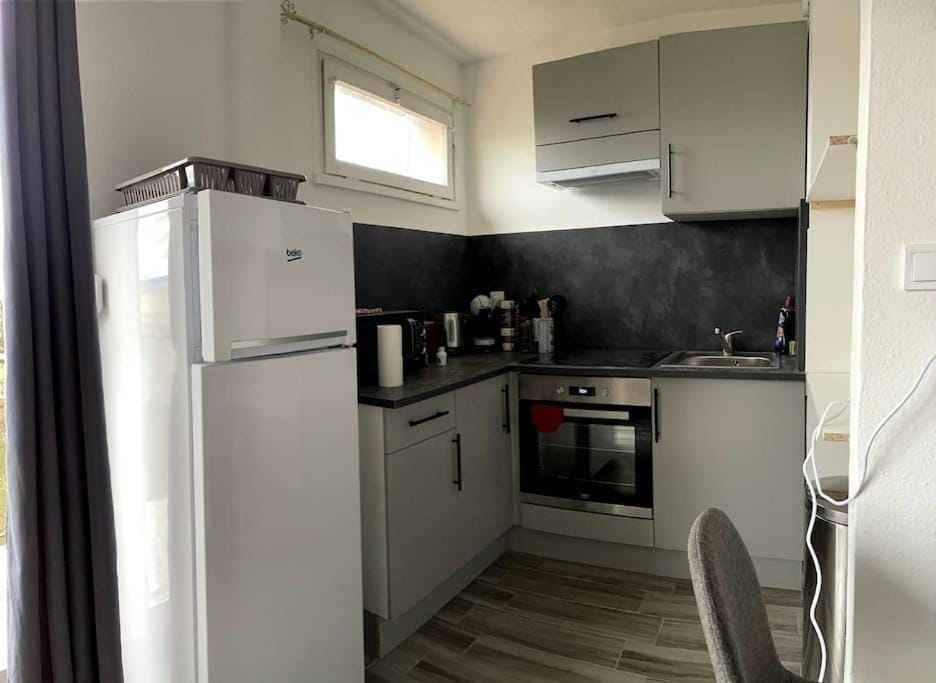 Kitchen or kitchenette, oven, stove