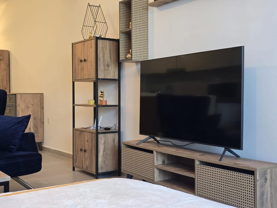 Communal lounge/ TV room, Bed, TV and multimedia, Photo of the whole room, Evening entertainment, Bedroom, hair dresser
