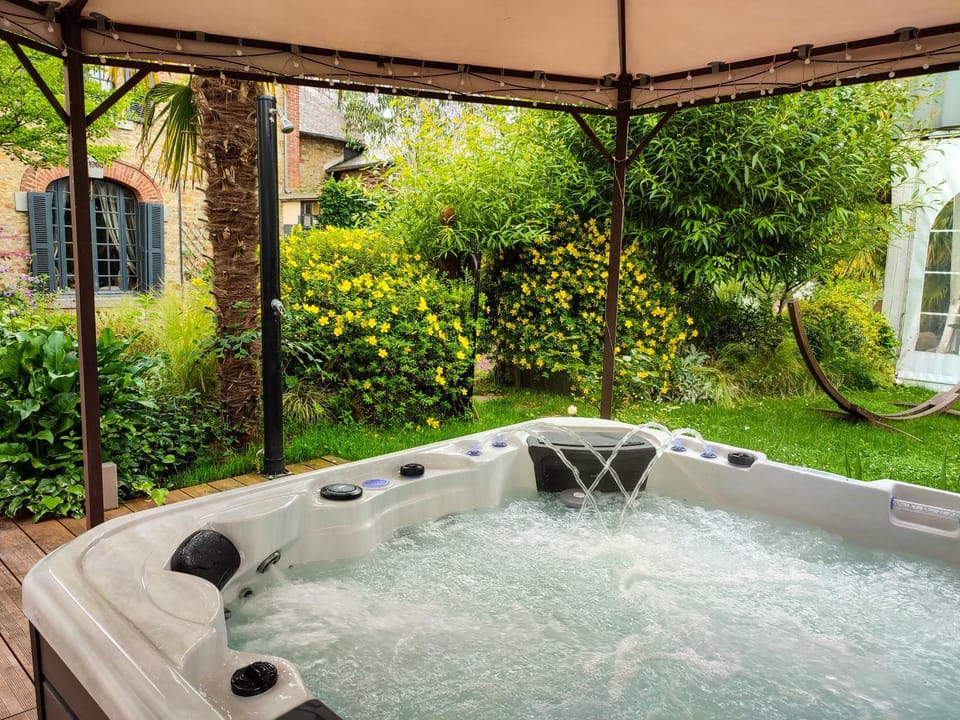 Garden, Hot Tub