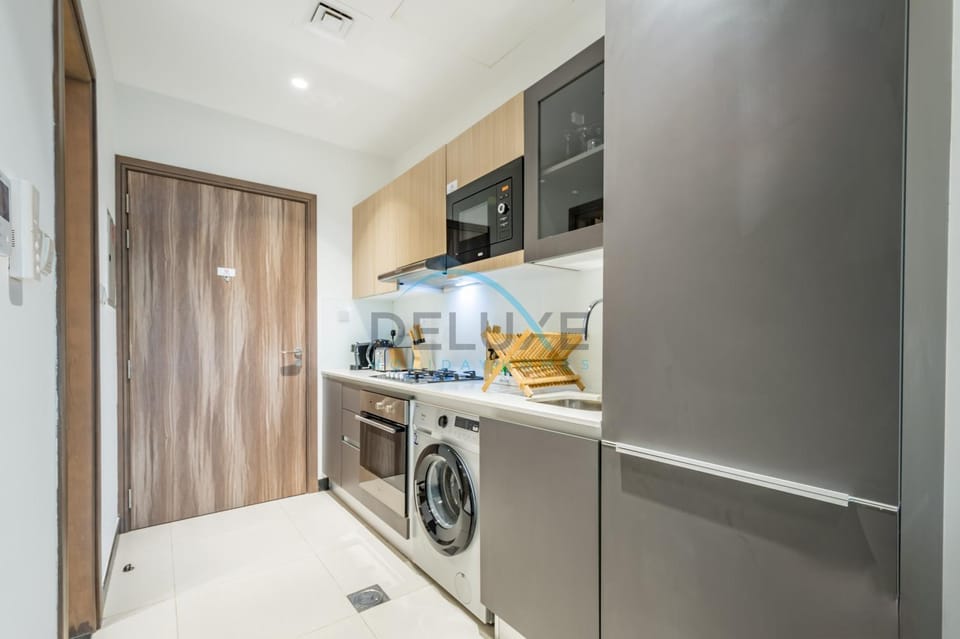 Kitchen or kitchenette, oven, stove, washing machine