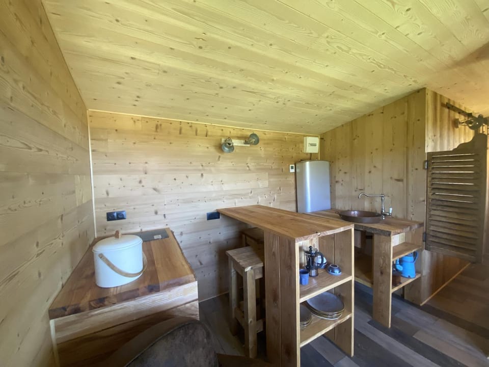 Kitchen or kitchenette, Dining area