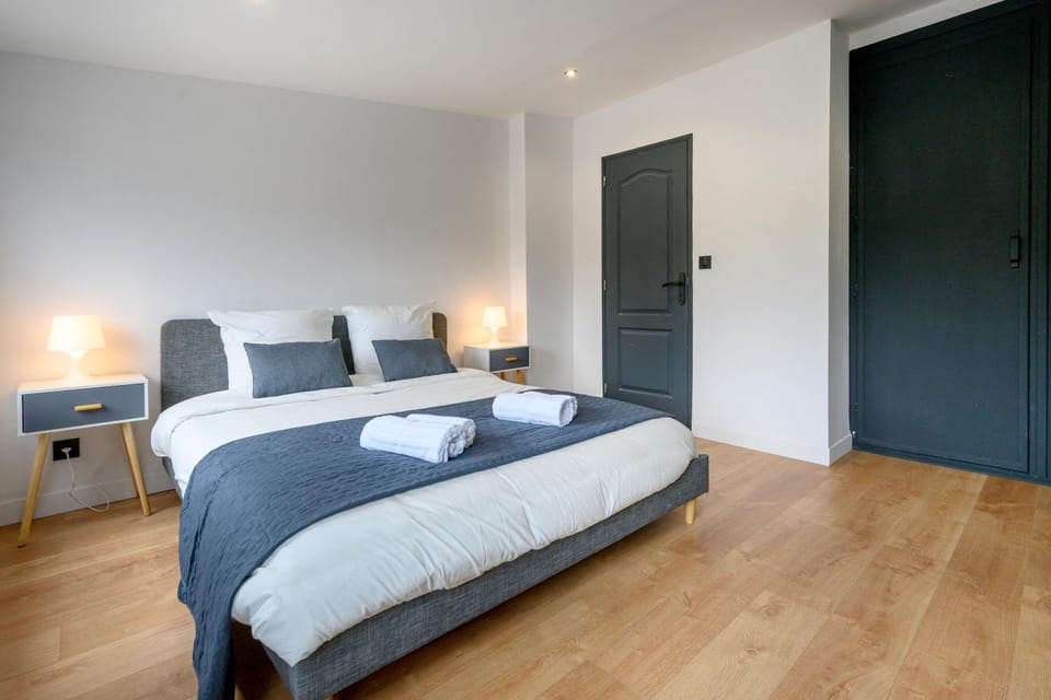 Bed, Bedroom, towels