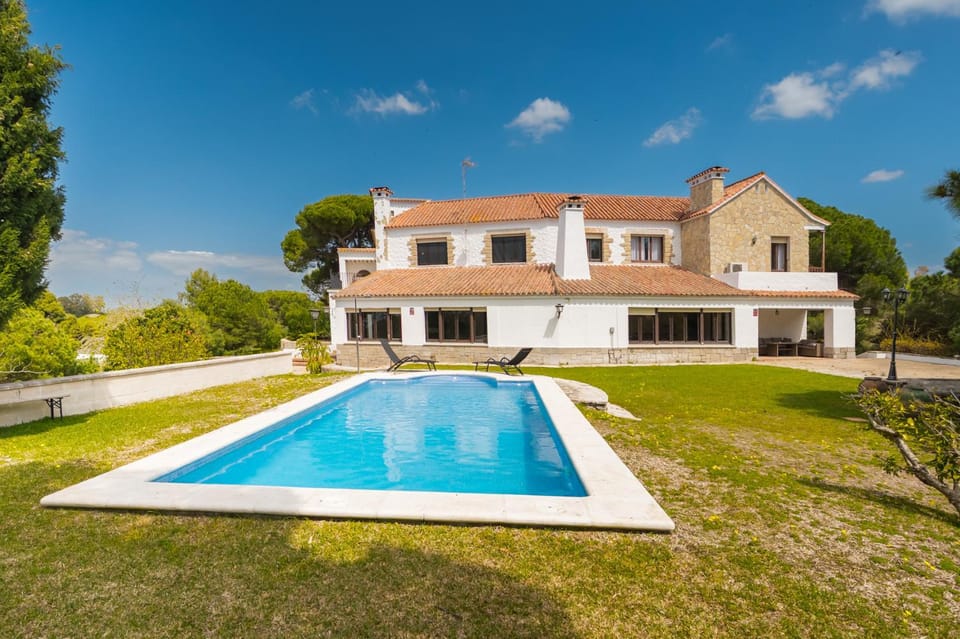 Property building, Garden, Swimming pool, sunbed