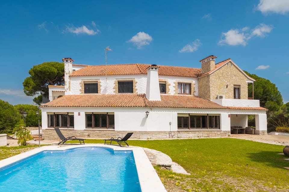 Property building, Garden, Swimming pool