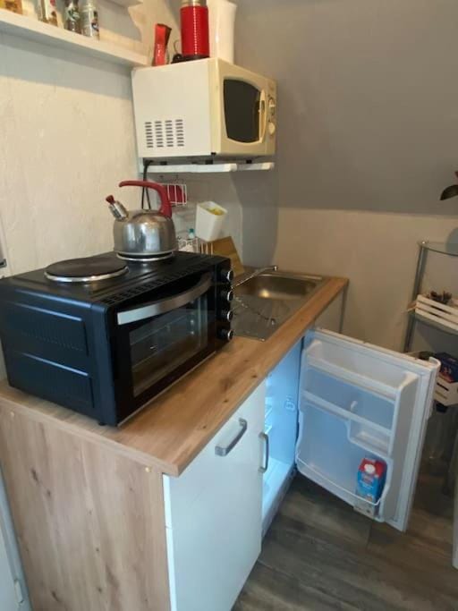 Kitchen or kitchenette