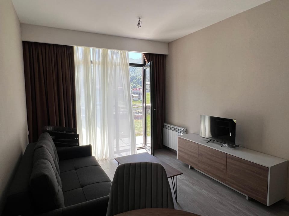 TV and multimedia, Living room, Seating area, Evening entertainment
