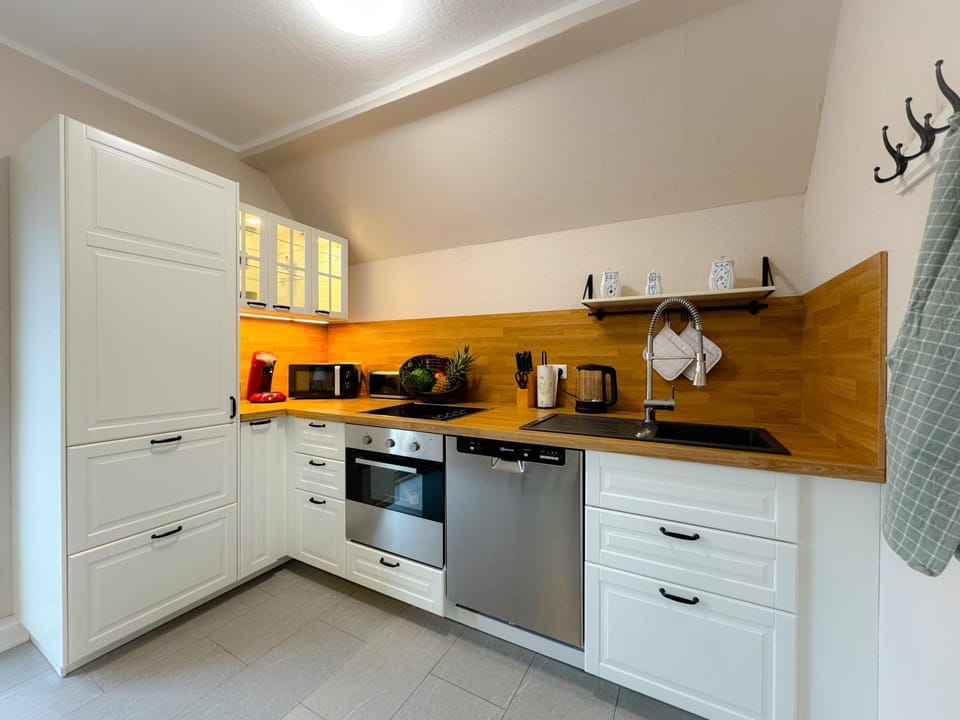 Coffee/tea facilities, Kitchen or kitchenette, dishwasher, stove, toaster