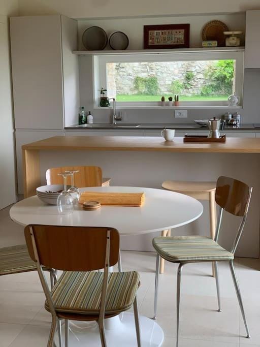 Coffee/tea facilities, Kitchen or kitchenette, Seating area, Dining area
