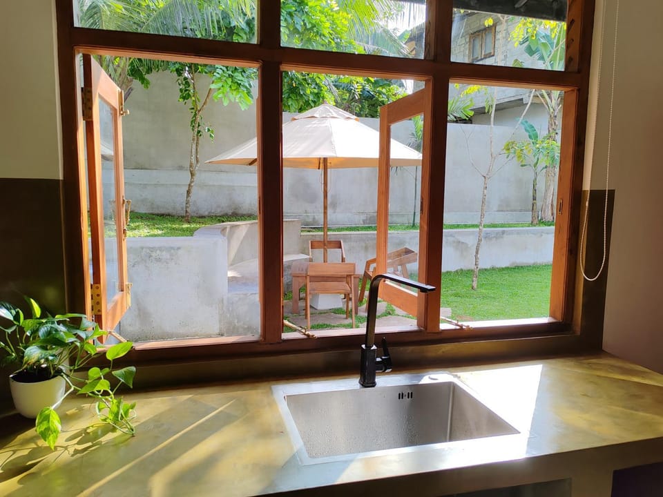 Kitchen or kitchenette, Garden view
