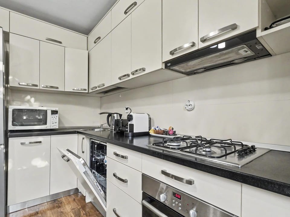 Coffee/tea facilities, Kitchen or kitchenette, dishwasher, microwave, oven, stove, toaster, kitchen