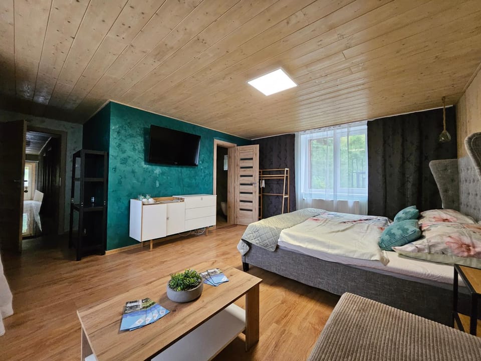 TV and multimedia, Living room, Photo of the whole room, Bedroom