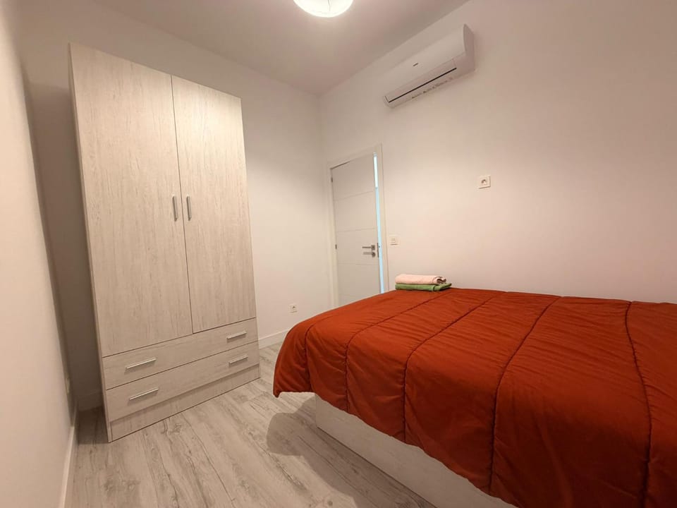 5'walk to plaza Mayor, 2 bedroom 1 sofa bed Apartment in Madrid
