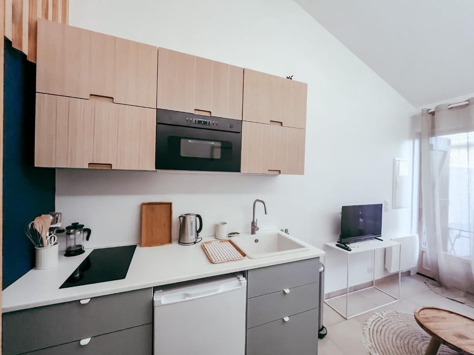 Kitchen or kitchenette, oven, stove