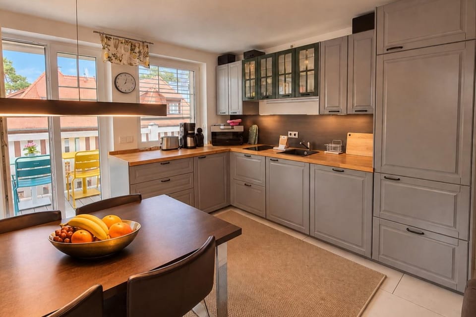 Kitchen or kitchenette, Dining area, stove