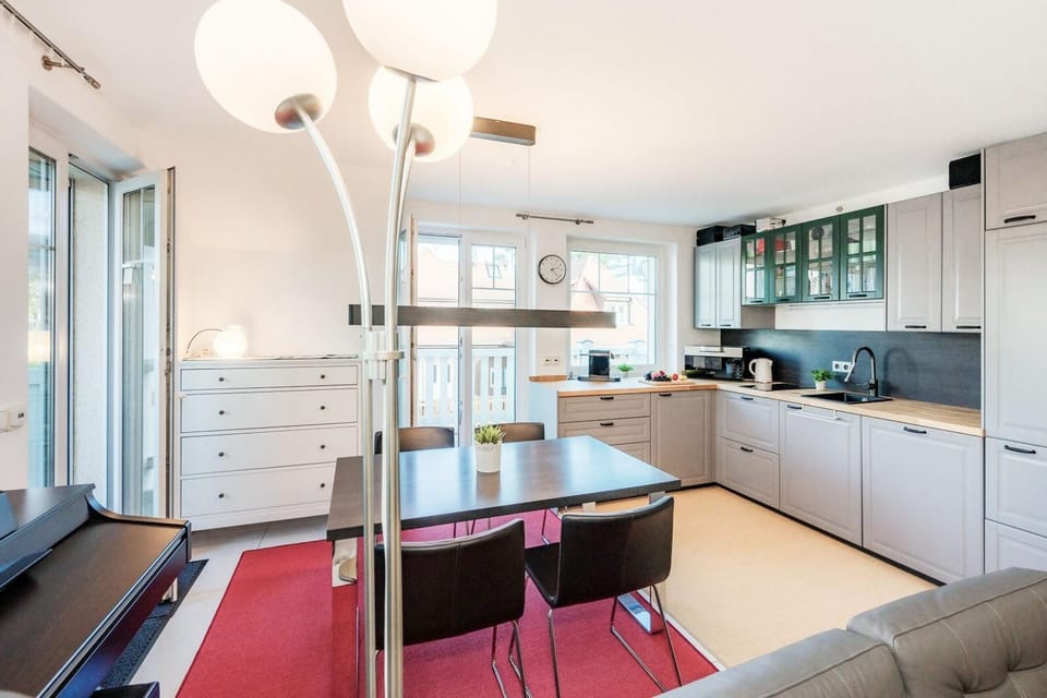 Kitchen or kitchenette, Dining area