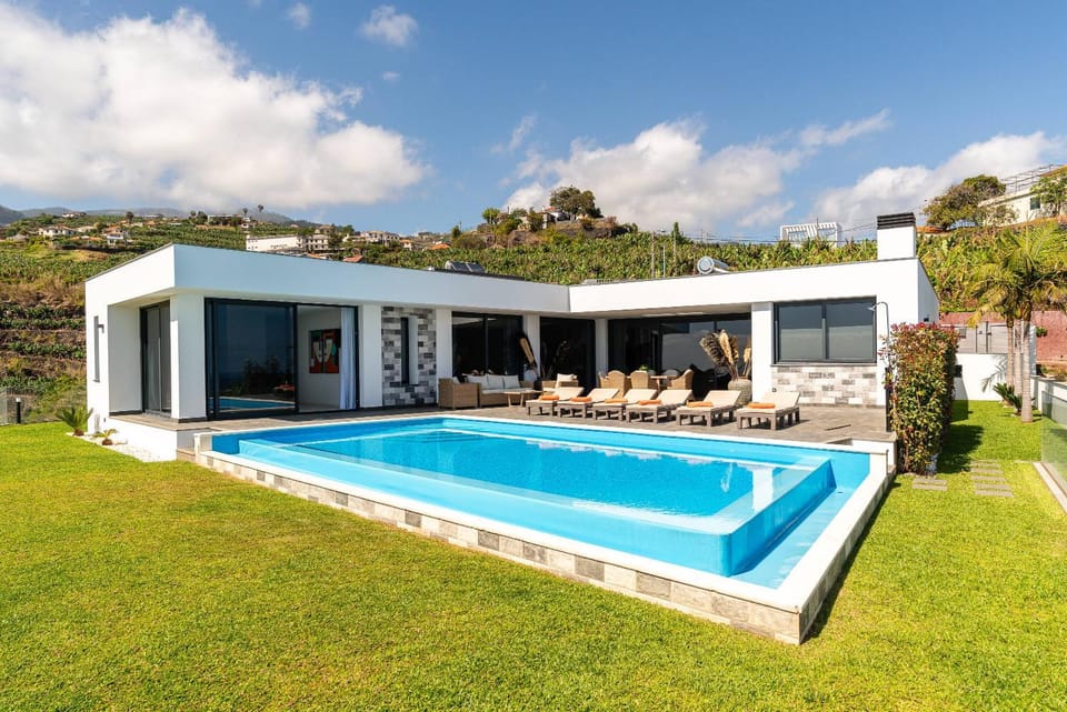Oak Tree Ocean View Villa in Madeira District
