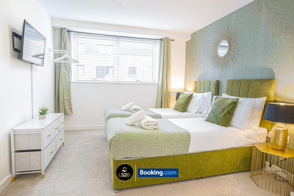 Bed, TV and multimedia, Bedroom, wardrobe