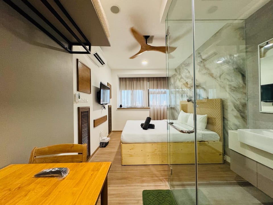 Bed, Photo of the whole room, Seating area, Bedroom
