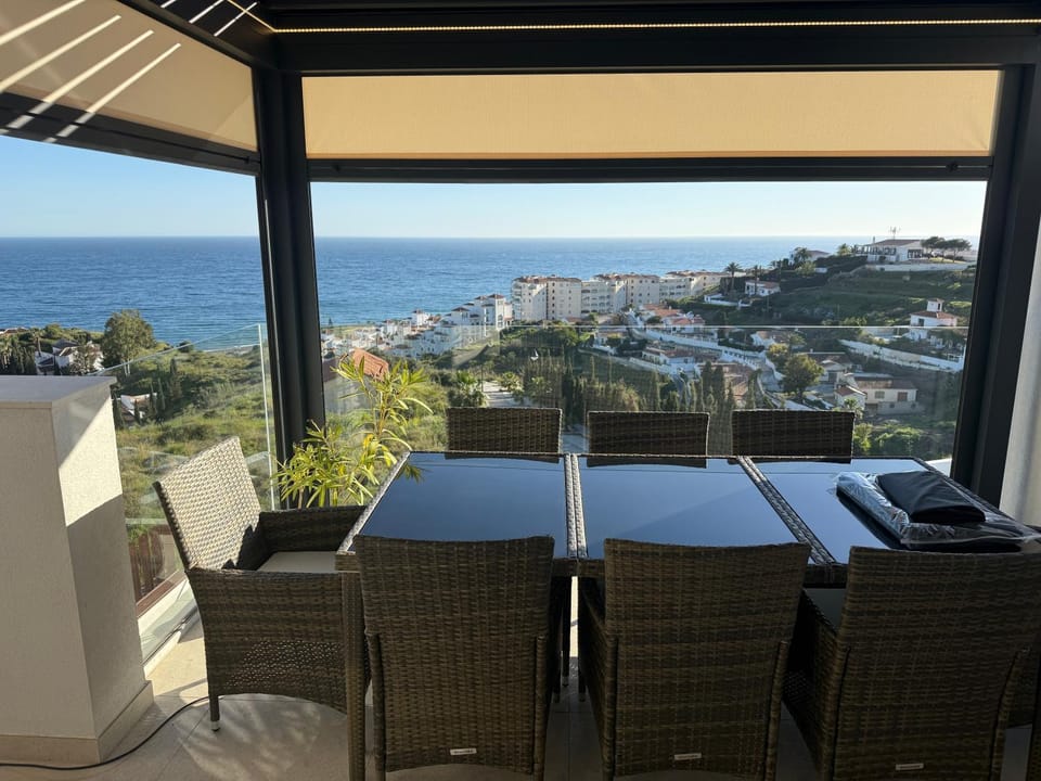 View (from property/room), Balcony/Terrace, Living room, Dining area, City view, Sea view