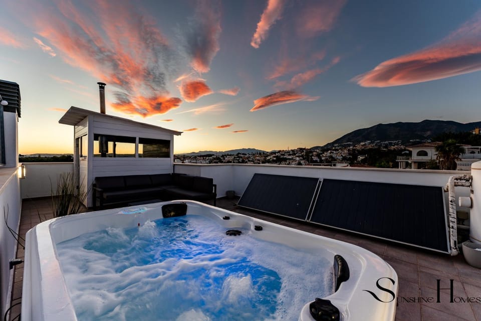 Luxury townhouse with rooftop sauna & Jacuzzi House in Fuengirola