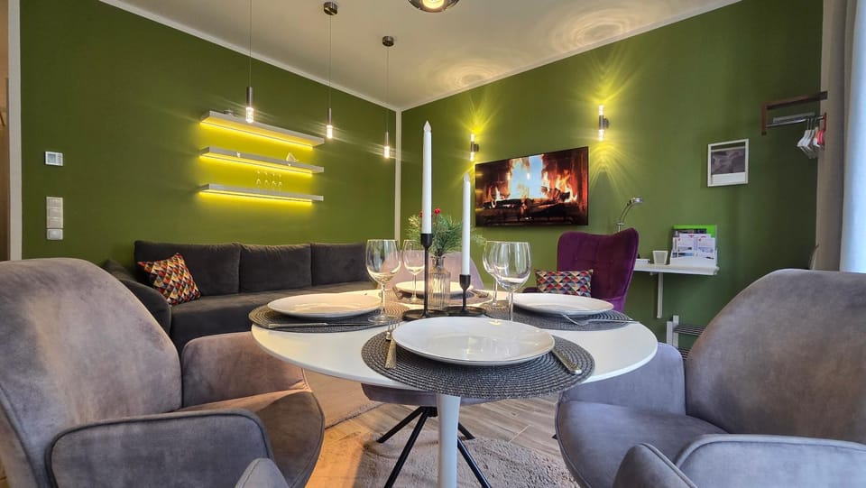 TV and multimedia, Living room, Business facilities, Decorative detail, Dining area, Family, kitchen