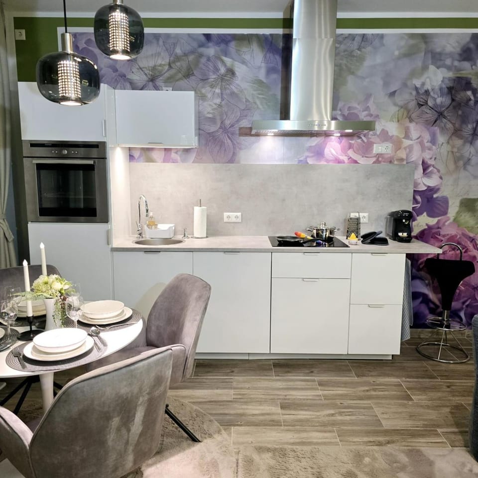 Coffee/tea facilities, Kitchen or kitchenette, Living room, Seating area, Dining area, Food, dishwasher, oven, pet friendly, stove, toaster, toaster, kitchen