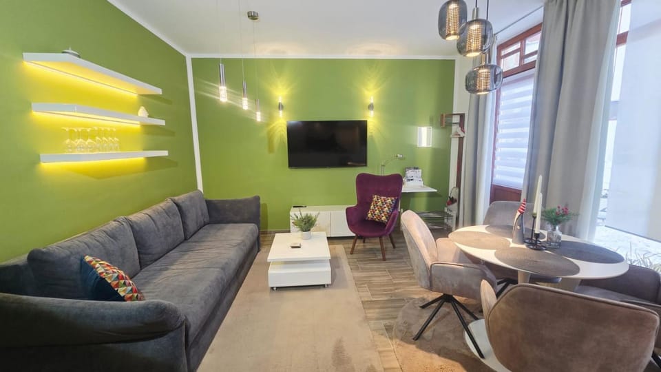 TV and multimedia, View (from property/room), Living room, Seating area, Evening entertainment, Landmark view, Quiet street view, air conditioner