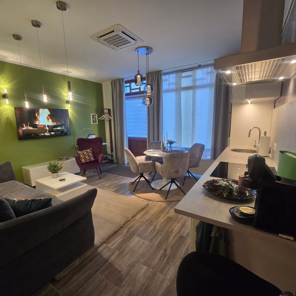 TV and multimedia, View (from property/room), Kitchen or kitchenette, Living room, Seating area, City view