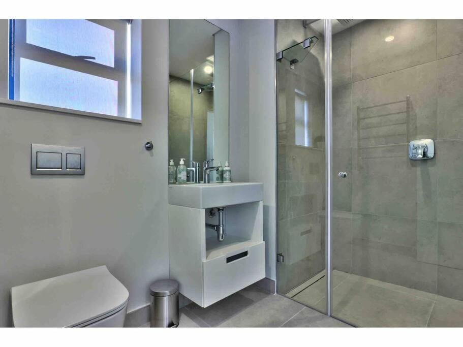 Beautiful Space with views of Lions Head Apartment in Sea Point